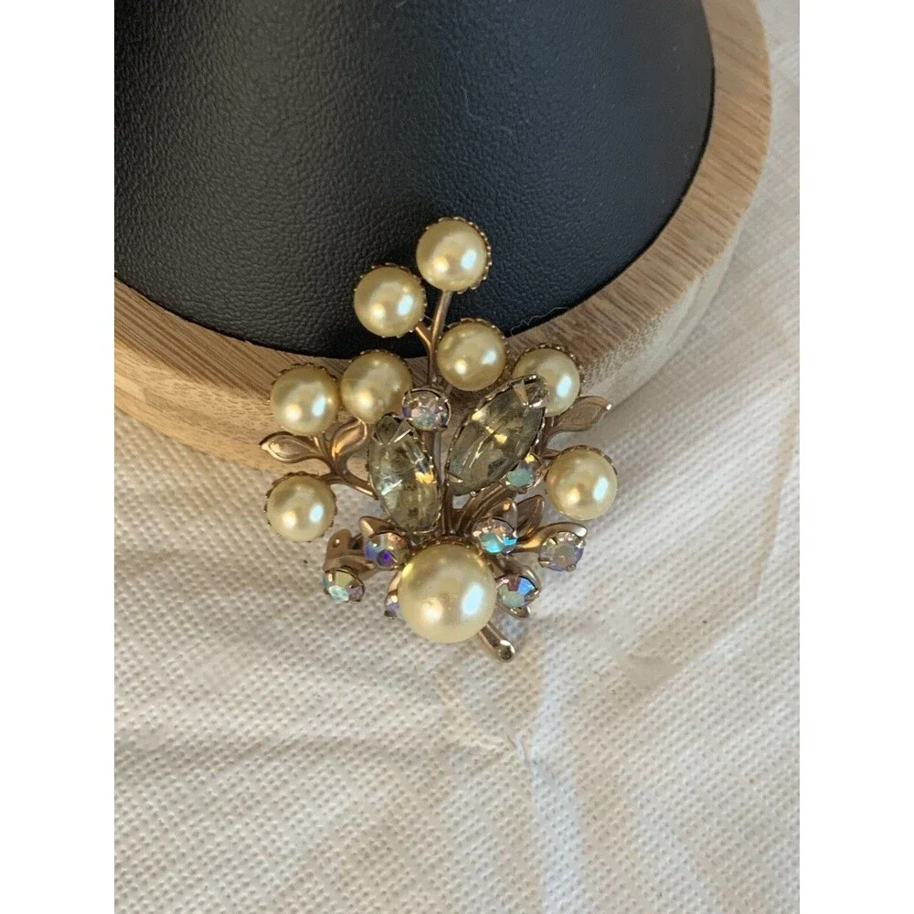 Vintage Brooch Unbranded Pearl Look Gold Toned Flower with Stem Pin irridescent